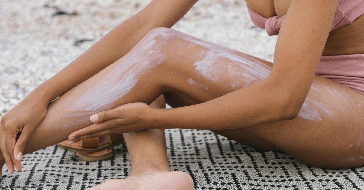 woman using sunscreen